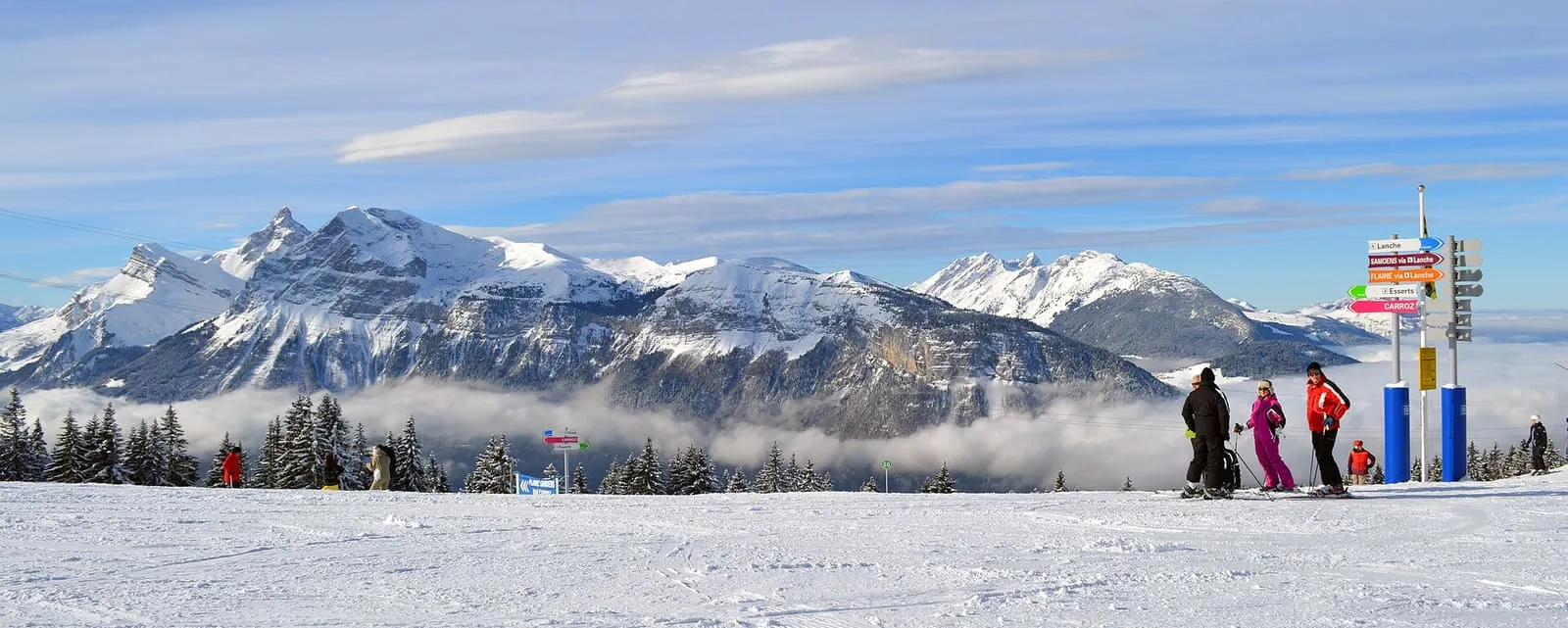 Chaîne des Aravis enneigée au-dessus d’une mer de nuages